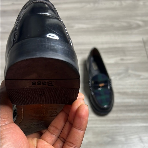 G H Bass & Co Weejuns Black and Green Plaid Loafers (9) - Picture 14 of 14